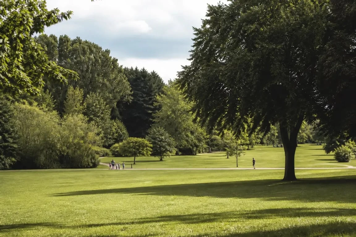 Vivre à Caen : les espaces verts comme la Colline aux Oiseaux