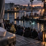 Caen la mer tourisme aquanauts : soirée au port, techniciens et public au crépuscule