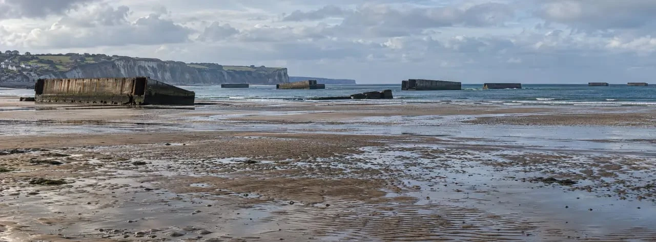 Caen et les plages du Débarquement : vestiges du port artificiel d'Arromanches
