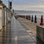 Que voir à Deauville : promenade des Planches, cabines de bain en bois et sable
